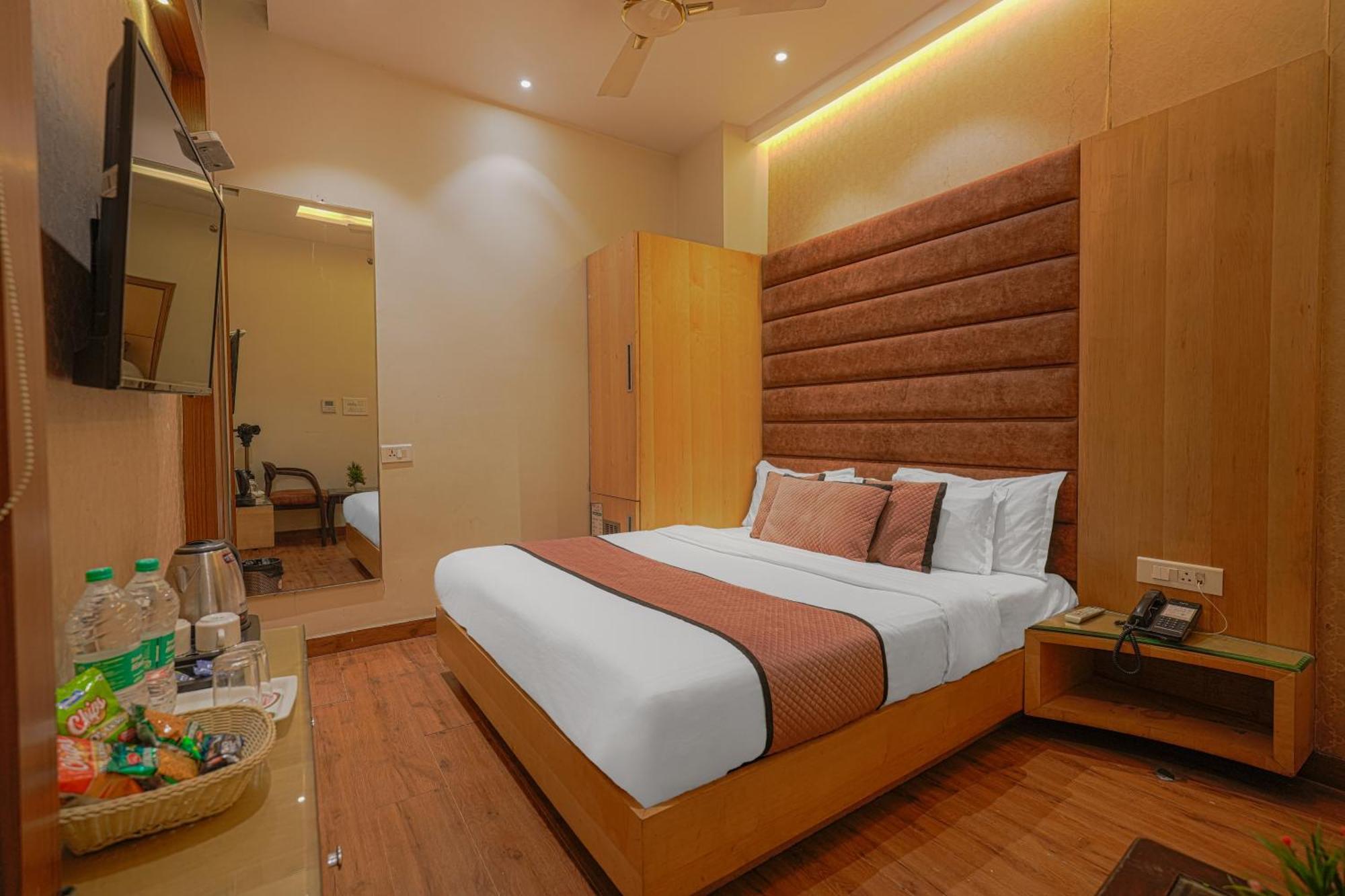 Csjs Inn Hotel Amritsar Esterno foto